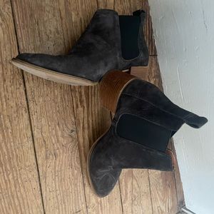Everlane suede Chelsea boots